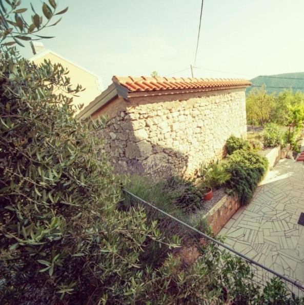 Apartman Sous Les Rochers Grižane Exteriér fotografie